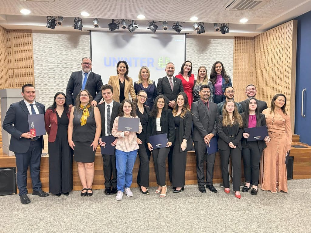 Alunos do curso de Direito, aprovados na OAB, recebem certificado de excelência