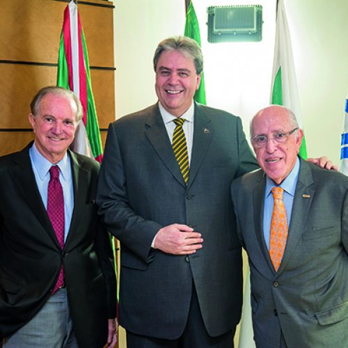 GRUPO UNINTER RECEBE HOMENAGEM NA ACP