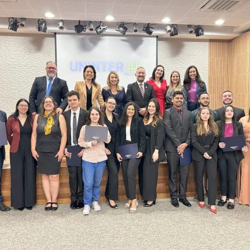 Alunos do curso de Direito, aprovados na OAB, recebem certificado de excelência
